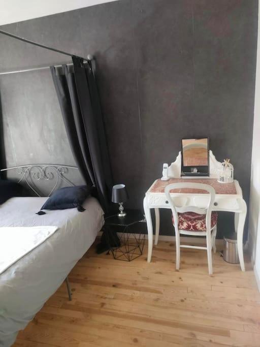 Gite La Roche Paisible Saint-Julien-de-Coppel 外观 照片