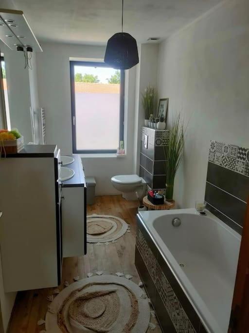 Gite La Roche Paisible Saint-Julien-de-Coppel 外观 照片